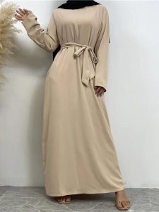 Abaya beige avec coupe fluide et confortable