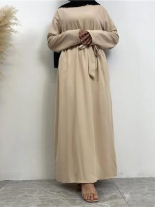 Abaya en teinte beige, parfaite pour toutes occasions
