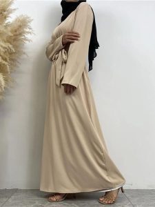 Abaya beige classique, idéal pour un look raffiné