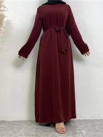 Abaya bordeaux avec des détails subtils et raffinés