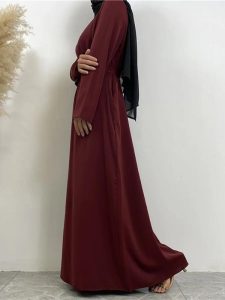 Abaya bordeaux classique, alliant confort et style