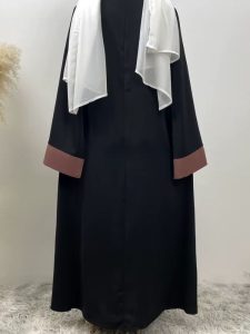 Style chic avec abaya kimono noir et rose poudré
