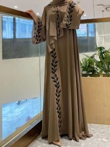 Abaya Dubai en teinte sable avec accents noirs raffinés