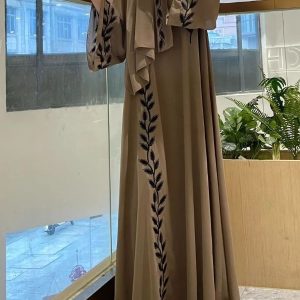 Abaya Dubai en teinte sable avec accents noirs raffinés
