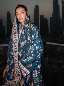 Abaya Dubai chic avec détails modernes