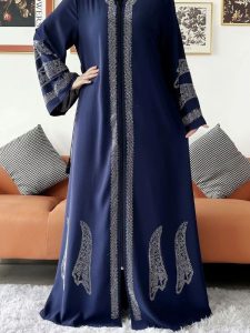 Abaya Dubai en satin bleu nuit, chic et raffinée