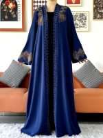 Abaya Dubai bleue avec design sophistiqué