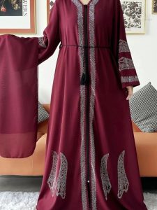 Abaya bordeaux, pièce maîtresse de la mode orientale chic