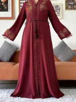Vêtement bordeaux raffiné, abaya de luxe pour occasions spéciales