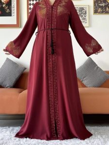 Vêtement bordeaux raffiné, abaya de luxe pour occasions spéciales