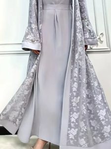 Abaya chic gris perle avec détails en dentelle