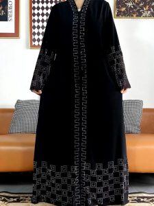 Mode Dubaï : abaya noire ébène, chic et moderne
