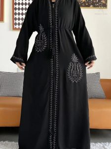 Abaya luxe noire conçue à Dubai, élégance impériale