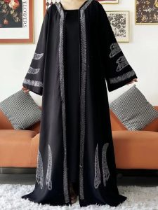 Modèle d'abaya royale en noir, élégance moderne