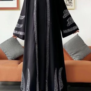 Modèle d'abaya royale en noir, élégance moderne
