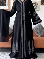 Abaya noire avec détails luxueux, style Dubaï chic