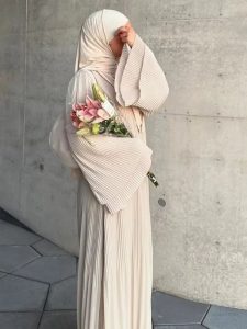 Robe abaya beige fluide avec manches longues