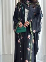 Abaya Dubaï avec motifs délicats et fluidité