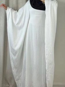 Abaya en lin blanc, élégante et légère pour un look raffiné