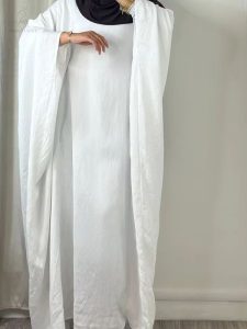Abaya blanche en lin, parfaite pour les occasions spéciales et décontractées