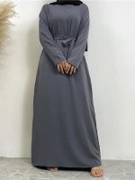 Abaya grise avec coupe fluide et design raffiné