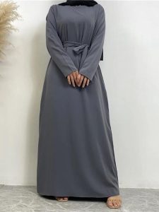 Abaya grise avec coupe fluide et design raffiné