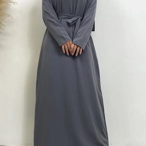 Abaya grise avec coupe fluide et design raffiné