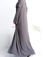 Abaya Kimono gris avec design élégant et moderne