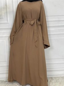 Vêtement abaya kimono en beige, design raffiné