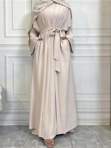 Kimono beige fluide pour un style raffiné