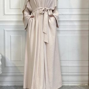 Kimono beige fluide pour un style raffiné