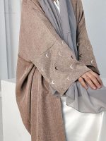 Variation de l'abaya kimono rose poudré, style moderne et chic