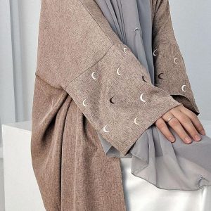 Variation de l'abaya kimono rose poudré, style moderne et chic