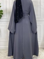 Style abaya en gris ardoise, tendance et polyvalent