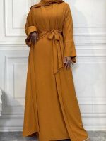 Vêtement traditionnel abaya kimono en teinte ocre