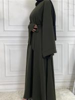 Vêtement traditionnel revisité en vert olive