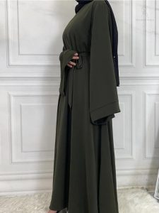Vêtement traditionnel revisité en vert olive