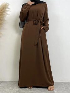 Abaya marron simple avec un style traditionnel