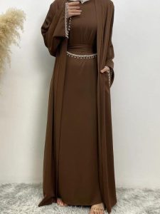 Modèle d'abaya marron, idéal pour toutes occasions