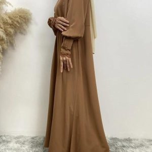 Abaya chic dans une teinte marron clair