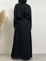 Modèle d'abaya noir, silhouette fluide et moderne