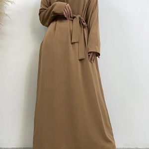 Abaya nude élégante pour un look moderne