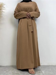 Abaya légère en teinte nude, parfaite pour toutes occasions