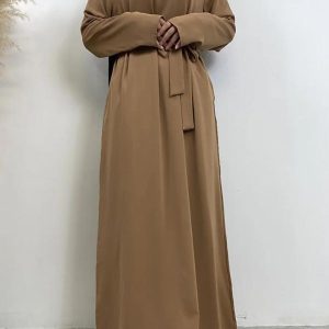 Abaya légère en teinte nude, parfaite pour toutes occasions