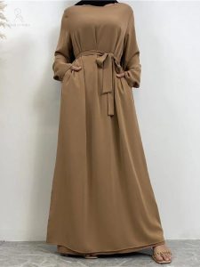 Modèle d’abaya nude, sobre et raffiné