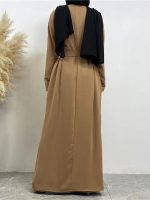 Abaya chic en couleur nude, idéale pour un style féminin