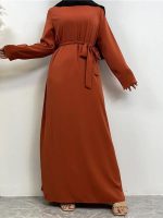Modèle d'Abaya Orange avec coupe confortable et chic