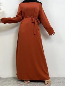 Modèle d'Abaya Orange avec coupe confortable et chic