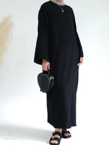 Vêtement féminin en coton noir, idéal pour toutes occasions