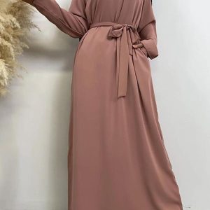 Abaya rose poudré pour une allure chic et moderne